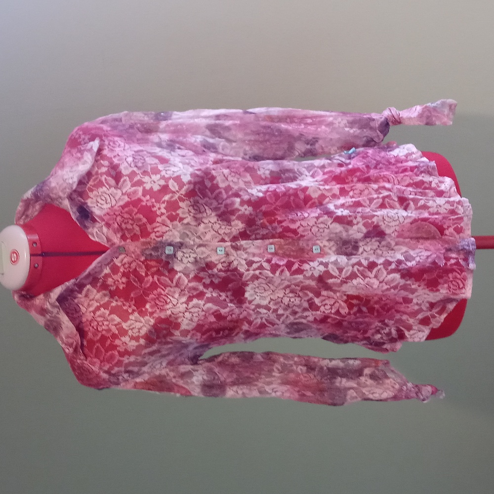Beautiful Indian Rose lace shirt - Size S